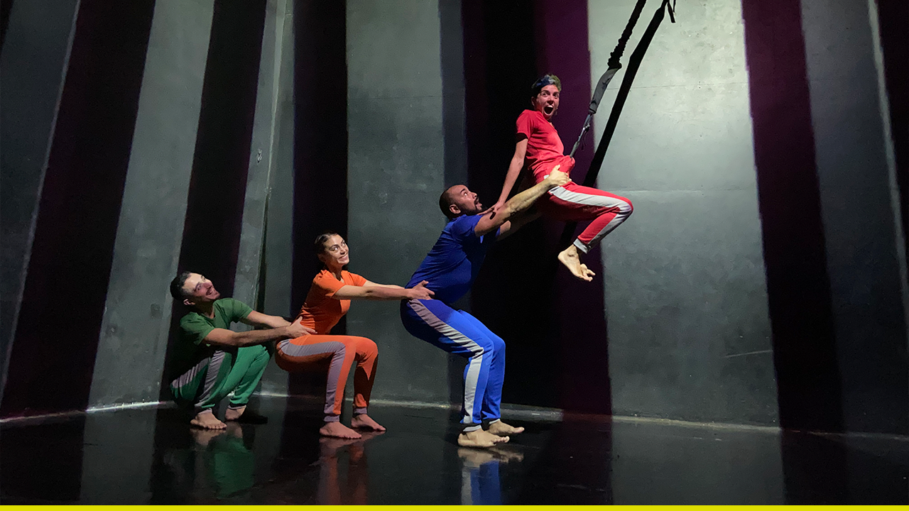 Cena do espetáculo internacional de dança aérea '8cho' no FIT Rio Preto 2025